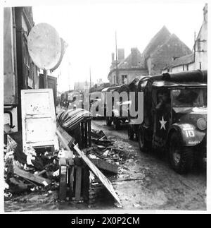 11. GEPANZERTE DIV. FAHREN SIE VORBEI AN ARGENTAN - Einheiten der 11. Panzerstation Sie fahren durch die Le Bourg St. Leonard, ein Dorf in amerikanischer Hand an der Hauptstraße nach Exmes. Fotografisches negativ, britische Armee, 21. Armeegruppe Stockfoto