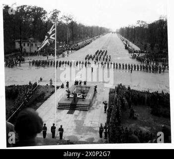 ZEREMONIE ZUM BRECHEN DER FLAGGE IN BERLIN [7. PANZERDIVISION] - verschiedene Szenen der Zeremonie, einschließlich des Bruchs des Union Jack. Fotografisches negativ, britische Armee, 21. Armeegruppe Stockfoto