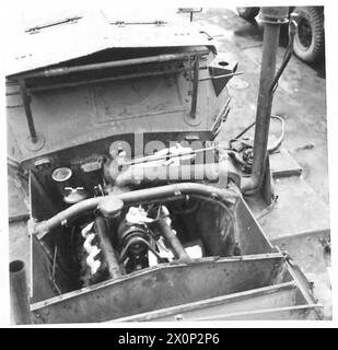 WADING TRIALS OF DAIMLER SCOUT CARS UND FORD LYNX SCOUT CARS IM NR.1 WADING TRIALS CENTRE, WEYMOUTH, DORSET - Ford Lynx Scout-Motor mit Luftansaugung und Motorbelüftung. Fotografisches negativ, britische Armee Stockfoto