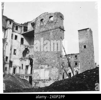 ERHALTUNG DER ARCHITEKTUR IN ITALIEN - die Überreste des Torre Digli Amidei. Dieser bestand ursprünglich aus mehreren Türmen und wurde im 14. Jahrhundert errichtet. Es ist nur noch eine Mauer übrig und diese ist vorübergehend mit Holz bewachsen. Ziegelpfeiler werden schließlich das Traggerüst ersetzen. Fotografisches negativ, britische Armee Stockfoto