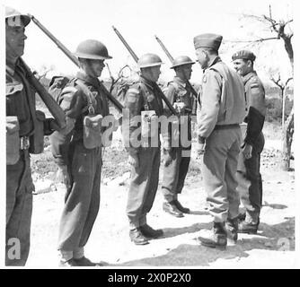 General Devers inspiziert eine Ehrenwache des kanadischen 22. Loyalen Regiments bei Ortona an der Ostfront Italiens. Fotografisches negativ der britischen Armee. Stockfoto