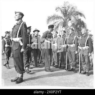 NORTH AFRICARASC ZEREMONIALMARSCH VORBEI - Major General Galloway, begleitet von den Offizieren, inspiziert die Parade. Fotografisches negativ, britische Armee Stockfoto