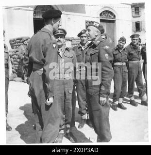 Der 8. ARMEEKOMMANDEUR BESUCHT DIE FOLGORE-GRUPPE - der 8. Armeekommandeur nimmt am Ende seiner Tour den Abschied von Brigadegeneral Morigi in Casola Valsenio. Fotografisches negativ, britische Armee Stockfoto