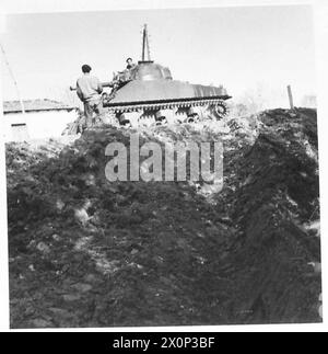 Fotografisches negativ eines amerikanischen Sherman-Panzers, der sich nach Reparaturen der Royal Electrical and Mechanical Engineers (R.E.M.E.) bewegt. Stockfoto