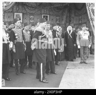 ÄGYPTENS GROSSER EMPFANG FÜR DEN SAUDI-ARABISCHEN MONARCHEN - ein weiteres Foto von König Farouk und dem königlichen Gefolge, das auf die Ankunft von König 'Abd al-'Aziz Ibn Saud am Ufer von Port Tewfick wartet Stockfoto