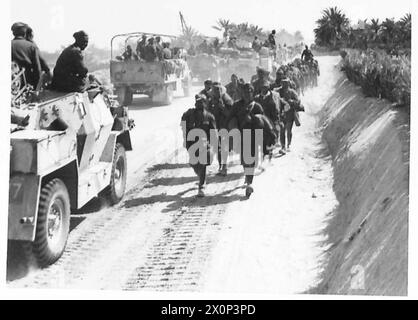 EL HAMMA NACH GABES. Die 8. ARMEE KOMMT DURCH EL HAMMA ZU GABES - keine Jungs - sie gehen nicht auf deinen Weg! Italienische Gefangene, die nach El Hammas kommen, als unser Transporter den Feind verfolgt. Fotografisches negativ, britische Armee Stockfoto