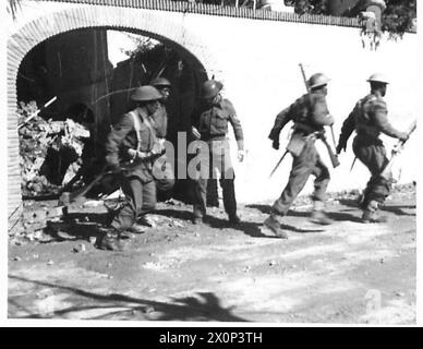 FÜNFTE ARMEE: ANZIO BRÜCKENKOPF. SÜDAFRIKANISCHE TRUPPEN BEI ANZIO - Ein Rauchteam stürzte, um einen Bildschirm abzufeuern. Fotografisches negativ, britische Armee Stockfoto