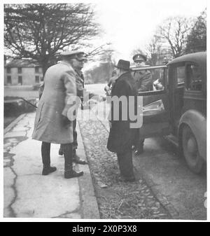 KRIEGSMINISTER BESUCHT NORDIRLAND - die S-of-S wird bei der Ankunft in einer Junior Leaders' School vom Kommandanten Lt.Coll.W.S.Gibbons begrüßt. Fotografisches negativ, britische Armee Stockfoto