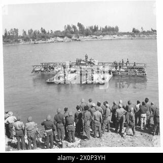 ACHTE ARMEE : ÜBERQUERUNG DES FLUSSES Po - Ein Abschnitt der Bailey-Brücke wird am Nordufer des Flusses Po Photographic negative , British Army, geschwemmt Stockfoto