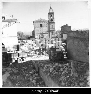 ITALIEN : ACHTE ARMYRIVER SANGRO SCHLACHT - erinnert an den letzten Weltkrieg. Fotos in dieser Szene in Atessa, einem Dorf mit Blick auf den Fluss Sangro. Die meist ruhige Landstraße war in eine geschäftige Szene verwandelt worden, die jetzt mit Lkws eines neuseeländischen M.D.S. fotografischen negativ, British Army, gefüllt war Stockfoto