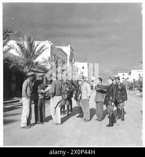 VERSCHIEDENE BILDER AUS DER westlichen WÜSTE - der Bürgermeister von Bengasi und seine Assistenten präsentieren sich dem Lieut. Colonel kommandiert ein britisches Kavallerie-Regiment, bei seinem Eintritt, um die Stadt am Crhistmas Morning zu übernehmen. Fotografisches negativ, britische Armee Stockfoto