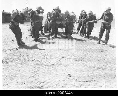 Ein 25-Pfünder-Feldgewehr wird von Mitarbeitern der britischen Armee in Nordafrika und im Nahen Osten in den Jahren 1940 bis 1947 aus einem Feuerzeug des Typs D entladen. Fotografisches negativ, britische Armee. Stockfoto