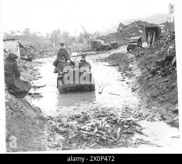 ITALIEN: FÜNFTER ARMYTHE-ANGRIFF AUF DEN MOUNT CAMINO - Wächter in einem Jeep plätschern durch Schlamm und Wasser in den Ruinen von San Clemente. Fotografisches negativ, britische Armee Stockfoto