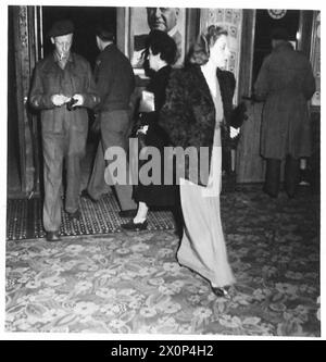 ERSTE NACHT DES „BURMA VICTORY“ IM WARNER THEATRE, LONDON - W.O. Alan Rawsthorne, der die Musik komponierte und mit Mrs. Rawsthorne ankam. Fotografisches negativ, britische Armee Stockfoto