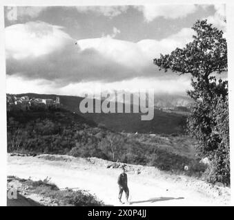 ITALIEN : ACHTE ARMYRIVER SANGRO SCHLACHT - Ein vier-Bilder-Panorama der rechten Flanke der italienischen Front, zeigt - von links nach rechts - den Mt. Amaro und ein Teil der Stadt Atessa, die die Schlachtfront entlang des Flusses Sangro überblickt, der mittlere Sektor, wobei der Fluss Sangro entlang des Tals fließt und rechts in Richtung Adria, wo der Sangro in das Meer mündet. Diese Fotos decken eine Fläche von etwa sieben Meilen ab. Fotografisches negativ, britische Armee Stockfoto