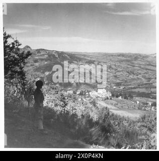 FÜNFTE ARMEE : VERSCHIEDENE - (SCHLIESSEN SIE SICH AN) der Blick nördlich von den Hängen des Mount Gatta über die kleine Stadt Castiglione Dei Pepoli, die man 19200/201 gesehen hat. Diese Stadt ist etwa ein Drittel des Weges durch die Appenines, und der höchste Kamm entlang dieser Autobahn ist etwa eine Meile (1,6 km) zurück. Zwischen Bologna und Bologna gibt es jedoch noch viel mehr Bergrücken, die von der S.S. Division in diesem Sektor stark verteidigt werden. Fotografisches negativ, britische Armee Stockfoto