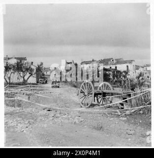 ITALIEN : 8. ARMYFRONT LINIE DORF - ein Krankenwagen mit einem Wimpel, erreicht San Nicola-das Dorf. Fotografisches negativ, britische Armee Stockfoto