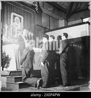 Polnische Jagdpiloten der RAF-Station werden Anfang Mai 1943 in ihrer Kirche während des Dienstes bei der polnischen Luftwaffe in Großbritannien betend gezeigt. Stockfoto