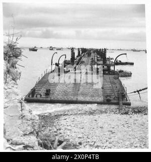 FOTOS VON VORGEFERTIGTEM HAFEN USW. - Landrampe schwimmend am Strand. Fotografisches negativ, britische Armee, 21. Armeegruppe Stockfoto