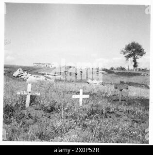 FÜNFTE ARMEE: ANZIO BRÜCKENKOPF - VERSCHIEDENE - - Einbauten und 2-Zoll-Mörserpositionen von Nr. 14 TP. 5. Recce Regiment, mit den Gräbern von drei Männern, die in Aktion gefallen sind, im Vordergrund. Die vorderen Verteidigungsgruben dieser Truppen befinden sich auf der Skyline 100 Meter entfernt und können nur nachts erreicht werden, da die kleinste Bewegung Maschinengewehrfeuer vom Feind hervorruft. Fotografisches negativ, britische Armee Stockfoto