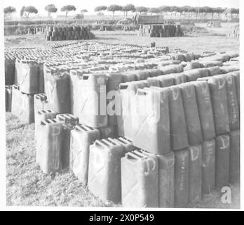 ITALIEN: FÜNFTE ARMYSUPPLIES FÜR ANZIO BRÜCKENKOPF - Eine Benzin- und Ölkippe auf der Straße Anzio-Rom. Fotografisches negativ, britische Armee Stockfoto