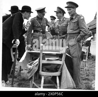 DER OBERBEFEHLSHABER LEITET DIE SCHLACHT: Captain Margesson (Kriegsminister), General Sir John Dill (Chef des kaiserlichen Generalstabs) und der Oberbefehlshaber DER Heimatstreitkräfte. Fotografisches negativ, britische Armee Stockfoto