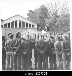 NORTH AFRICAINSPECTION VON DMS APHQ DES MEDIZINISCHEN DIENSTES : 1 PANZERDIVISION - Major General Cowell in seiner Rede lobt die Arbeit der Offiziere und Männer der 'X' Feldambulanz. Fotografisches negativ, britische Armee Stockfoto