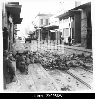 Das Foto zeigt britische Fallschirmjäger, die tagsüber entlang der Euripdhou-Straße in Richtung Platia Eleuthetias in Griechenland Aufklärungen durchführen und dabei E.L.A.S.-Truppen angreifen, die als fotografisches negativ erfasst wurden. Stockfoto