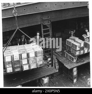 Compo-Pakete werden zu Transport- oder Lieferzwecken auf ein Schiff geladen. Fotografisches negativ, britische Armee. Stockfoto