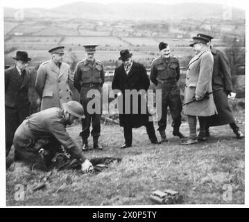 DER STAATSSEKRETÄR FÜR KRIEG BESUCHT NORDIRLAND - die S-of-S (Mitte) und die Partei beobachtet die Art und Weise, wie Minen gelegt und vorbereitet werden. Fotografisches negativ, britische Armee Stockfoto