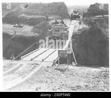 ACHTE ARMEE: 8. INDIANERDIVISION ANGRIFF AUF SENIO - Recce Cars über die Brücke über den Fluss Senio. Fotografisches negativ, britische Armee Stockfoto