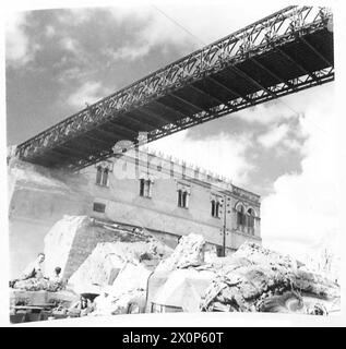 INVASION IN ITALIEN BAILEY-BRÜCKENBAU - ein beeindruckender Winkel der Brücke in Position. Fotografisches negativ, britische Armee Stockfoto