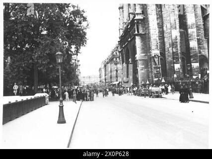 SZENEN IN NOTRE DAME - Pariser warten an der Notre Dame auf die Ankunft von General de Gaulle. Truppen der französischen Panzerdivision und des F.F.I. Fotografisches negativ, britische Armee, 21. Armeegruppe Stockfoto