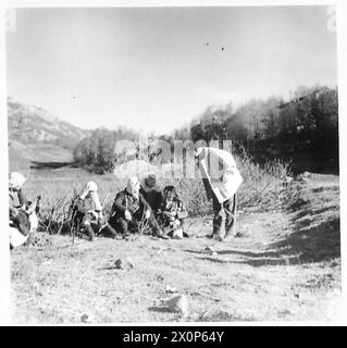 ALBANIEN : "HINTERZIMMERJUNGEN" AN DER FRONT - Major M.J. Thornton von Webridge, der seit drei Monaten in Albanien ist, spricht mit einigen albanischen Frauen. Fotografisches negativ, britische Armee Stockfoto