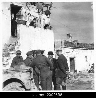 ITALIEN: DORF DER ACHTEN ARMYFRONT-LINIE - indische, kanadische und italienische Soldaten sprechen mit Zivilisten. Fotografisches negativ, britische Armee Stockfoto