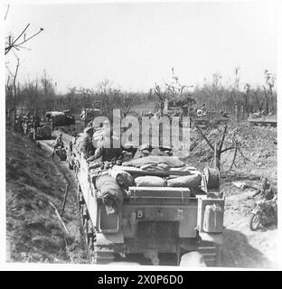 ACHTE ARMEE: JENSEITS DES FLUSSES SENIO - S.P. Waffen und andere Transportmittel warten darauf, dass Bulldozer die Straße vor uns räumen, in dem Sektor, der von unseren Bombern angegriffen wurde. Fotografisches negativ, britische Armee Stockfoto