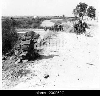 Während der Invasion Italiens durch die Achte Armee in Richtung Foggia vorrücken britische Truppen durch das offene Land nahe Barletta. Stockfoto