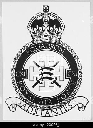 ABZEICHEN DER SCHLACHT DER BRITISCHEN STAFFEL. - Das Abzeichen des CXI-GESCHWADERS, dessen Motto "ADSTANTES" lautet. Fotografisches negativ, Royal Air Force Stockfoto