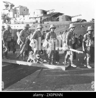 Polnische Soldaten der unabhängigen Karpaten-Brigade laufen mit einem Hund an Bord eines Zerstörers der Royal Navy in Alexandria über eine Gangplanke. HMS Kingston ist im Hintergrund sichtbar. Die Brigade wurde zwischen dem 19. Und 28. August 1941 in sieben Konvois nach Tobruk verlegt. Stockfoto