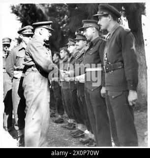 NORTH AFRICAINSPECTION VON DMS APHQ DES MEDIZINISCHEN DIENSTES : 1 PANZERDIVISION - Major General Cowell schüttelt die Hände mit Offizieren der 'X' Feldambulanz. Fotografisches negativ, britische Armee Stockfoto