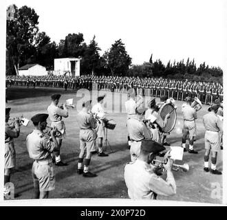 NORTH AFRICARASC ZEREMONIALMARSCH VORBEI - Major General Galloway, Befehlshaber, begleitet von den Offizieren, inspiziert die Parade, wobei die Band im Vordergrund spielt. Fotografisches negativ, britische Armee Stockfoto