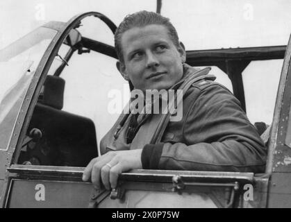 NEUNTE LUFTWAFFE IN GROSSBRITANNIEN, 1942-1945 - Oberstleutnant Kenneth R Martin, Kommandant der 354th Fighter Group im Cockpit seiner P-51 Mustang. Bild auf der Rückseite: 'Associated Press'. [STAMP], „Bestanden zur Veröffentlichung am 13. Januar 1944.“ [Stempel] und „296915“. [Zensur-Nr.] Bildunterschrift auf der Rückseite: 'DIE P-51B, das SCHNELLSTE KAMPFFLUGZEUG DER WELT, ESKORTIERT JETZT GROSSE BOMBER ÜBER DEUTSCHLAND. Es kann nun enthüllt werden, dass das neue einmotorige Jagdflugzeug P-51B jetzt mit amerikanischen Soldaten bei Überfällen auf Deutschland im Begleitdienst steht. Sie nahm an der größten Luftschlacht von t Teil Stockfoto