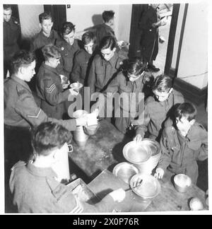 VERSCHIEDENE UNIFORMEN BRITISCHER UND ALLIIERTER NATIONEN IN LONDON - gemeinsames Bild der Repräsentanten. Fotografisches negativ, britische Armee Stockfoto