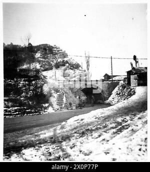 Fotografisches negativ, das Royal Engineers zeigt, die in der Nähe einer niedrigen Brücke um Dinant arbeiten, die Schwierigkeiten für schwere Transporte mit sich bringt, was logistische Herausforderungen für die Truppen veranschaulicht. Stockfoto