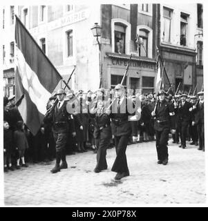 BÜRGERMEISTER VON BOULOGNE NIMMT AN SEINER ERSTEN ÖFFENTLICHEN ZEREMONIE TEIL. - Das FFI mit seinem Standard kommt auf dem Boulogne Town Square an. Fotografisches negativ, britische Armee, 21. Armeegruppe Stockfoto