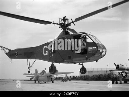 Piloten der British Fleet Air Arm trainieren zusammen mit amerikanischen Kadetten im November 1944 an mehreren Standorten in den USA, mit Sikorsky Hubschraubern auf dem Floyd Bennett Flugplatz in New York. Stockfoto
