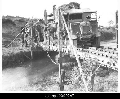 ITALIEN: FÜNFTE ARMYCROSSING DES FLUSSES GARIGLIANO - Transport über einen Bach im Gebiet Garigliano. Fotografisches negativ, britische Armee Stockfoto