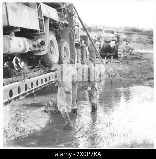 ITALIEN: FÜNFTE ARMYCROSSING DES FLUSSES GARIGLIANO - Transport über einen Bach im Gebiet Garigliano. Fotografisches negativ, britische Armee Stockfoto