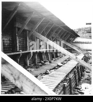 Fotografien dokumentieren den Gewehrbereich in den Sperringebirgen und zeigen Baudetails, die von den Royal Engineers angefordert wurden. Aufgenommen in einem fotografischen negativ. Stockfoto