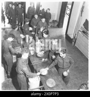 VERSCHIEDENE UNIFORMEN BRITISCHER UND ALLIIERTER NATIONEN IN LONDON - gemeinsames Bild der Repräsentanten. Fotografisches negativ, britische Armee Stockfoto